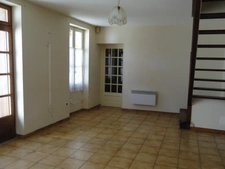 GONDRIN, MAISON EN PIERRE  AVEC COUR COMPRENANT DEUX APPARTEMENTS DE 5 ET 6 PIECES