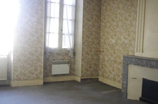 VIC FEZENSAC (32) à vendre Grande maison de ville de 230 m² avec grange, atelier et jardin.