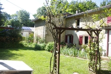 Dpt Gers (32), à vendre proche de AUCH  ANCIEN MOULIN A EAU sur terrain arboré, dépendances et piscine.