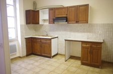 GONDRIN, MAISON EN PIERRE  AVEC COUR COMPRENANT DEUX APPARTEMENTS DE 5 ET 6 PIECES