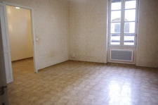 GONDRIN, MAISON EN PIERRE  AVEC COUR COMPRENANT DEUX APPARTEMENTS DE 5 ET 6 PIECES