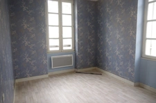 GONDRIN, MAISON EN PIERRE  AVEC COUR COMPRENANT DEUX APPARTEMENTS DE 5 ET 6 PIECES