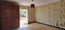 Maison en pierre à rénover de 139 m², dépendance 70 m² terrain 1500 m², garage.