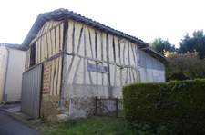 House for sale in DEMU (32) with 6 rooms, requiring renovation, and a barn to be restored.
