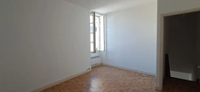 GONDRIN, MAISON EN PIERRE  AVEC COUR COMPRENANT DEUX LOGEMENTS DE 5 ET 6 PIECES.