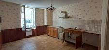GONDRIN, MAISON EN PIERRE  AVEC COUR COMPRENANT DEUX LOGEMENTS DE 5 ET 6 PIECES.