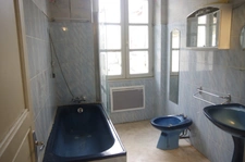 GONDRIN, MAISON EN PIERRE  AVEC COUR COMPRENANT DEUX APPARTEMENTS DE 5 ET 6 PIECES