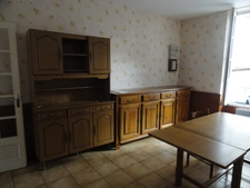 GONDRIN, MAISON EN PIERRE  AVEC COUR COMPRENANT DEUX APPARTEMENTS DE 5 ET 6 PIECES