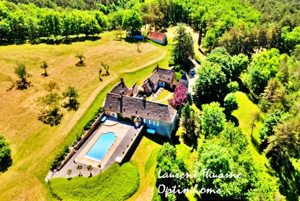Retraite secrète au cœur du Périgord – Demeure noble du XVème siècle avec piscine et dépendances, entre patrimoine et nature préservée