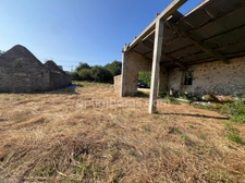 Tourch (29) : Terrain à bâtir de 830 m2 viabilisé avec bâtisses en pierre à rénover.