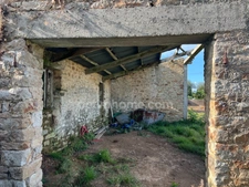 Tourch (29) : Terrain à bâtir de 830 m2 viabilisé avec bâtisses en pierre à rénover.