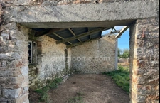 Tourch (29) : Terrain à bâtir de 830 m2 viabilisé avec bâtisses en pierre à rénover.