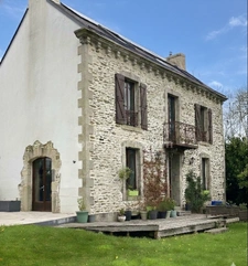 Bannalec : Maison de caractère en pierre- 4 chambres- Proche des commodités.