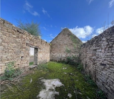 Terrain à bâtir de 830 m2 viabilisé avec bâtisses en pierre à rénover à Tourch (29)