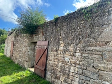 Terrain à bâtir de 830 m2 viabilisé avec bâtisses en pierre à rénover à Tourch (29)