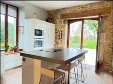Bannalec : Maison de caractère en pierre- 4 chambres- Proche des commodités.