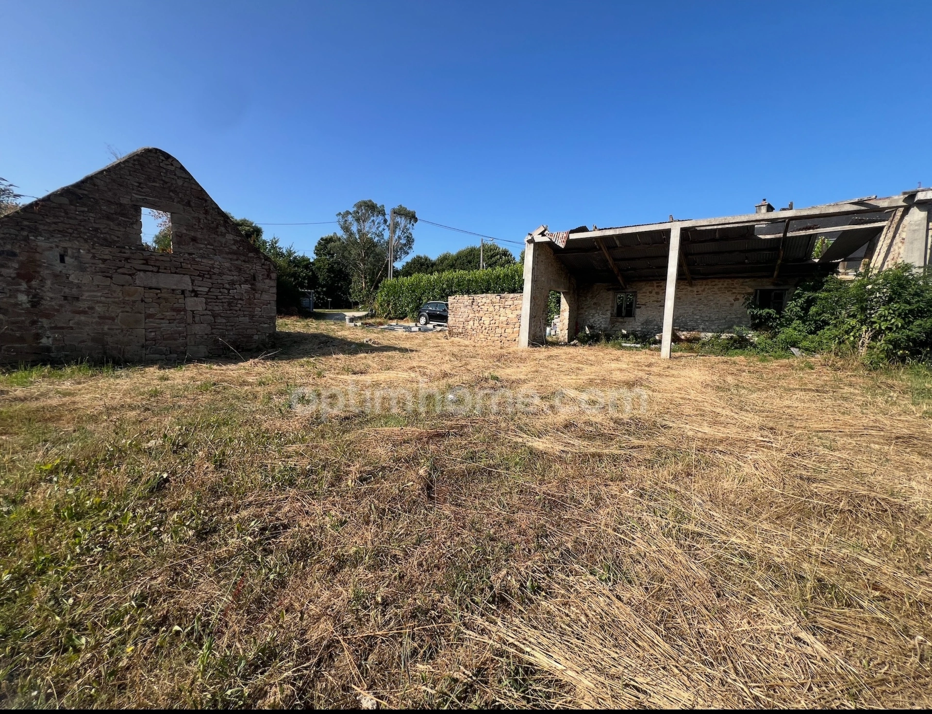 Tourch (29) : Terrain à bâtir de 830 m2 viabilisé avec bâtisses en pierre à rénover. · 76 000 €