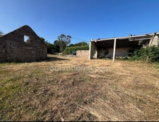 Tourch (29) : Terrain à bâtir de 830 m2 viabilisé avec bâtisses en pierre à rénover.