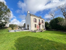 Bannalec : Maison de caractère en pierre- 4 chambres- Proche des commodités.