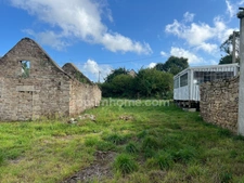 Terrain à bâtir de 830 m2 viabilisé avec bâtisses en pierre à rénover à Tourch (29)