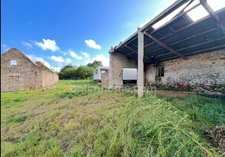 Tourch (29) : Terrain à bâtir de 830 m2 viabilisé avec bâtisses en pierre à rénover.