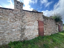 Terrain à bâtir de 830 m2 viabilisé avec bâtisses en pierre à rénover à Tourch (29)