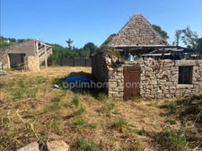 Tourch (29) : Terrain à bâtir de 830 m2 viabilisé avec bâtisses en pierre à rénover.