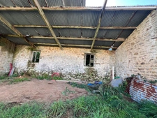 Terrain à bâtir de 830 m2 viabilisé avec bâtisses en pierre à rénover à Tourch (29)