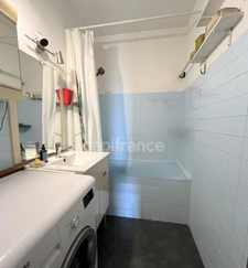 Studio apartment in Montpellier (34), 36m² - Balcony with no overlooking neighbors - With a view - Quiet - Lift - Parking - Cellar