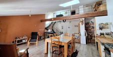 Grande maison en pierre, beaux volumes et potentiel.