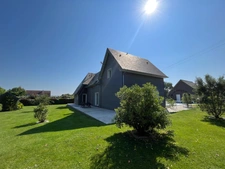 PROXIMITÉ HONFLEUR - 230 m2 - 7 pièces - 4 CHAMBRES - DOUBLE GARAGE - JARDIN 2500 M2 - BUREAU - TERRASSE - PISCINE - LUMINEUX 