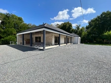 Pont-Audemer - Maison plain-pied - 5 chambres - 150 m2 - terrain 960 m2 - Cuisine équipée Chabert - Poêle à granulés - Terrasse + cuisine d’été
