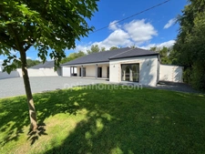 Pont-Audemer - Maison plain-pied - 5 chambres - 150 m2 - terrain 960 m2 - Cuisine équipée Chabert - Poêle à granulés - Terrasse + cuisine d’été