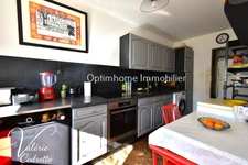 Appartement traversant 87 m² avec terrasse plein sud, parking et 2 caves – Hyères Centre 83400