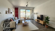 Studio avec terrasse au dernier étage à Hyères Centre – Vue dégagée, cave et faibles charges 83400
