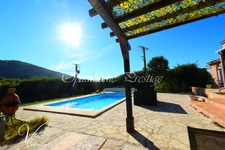 LA MOUTONNE – VILLA 185 M² – 6 CHAMBRES – PISCINE – TERRAIN 1 996 M² – 4 GRANDS GARAGES 83260