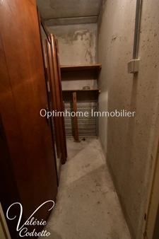 Appartement traversant 87 m² avec terrasse plein sud, parking et 2 caves – Hyères Centre 83400