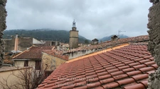 Maison de ville spacieuse au cœur de la Provence avec 130 m² et un joli terrain de 428 m² LA ROQUEBRUSSANNE 