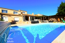 LA MOUTONNE – VILLA 185 M² – 6 CHAMBRES – PISCINE – TERRAIN 1 996 M² – 4 GRANDS GARAGES 83260