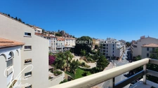Studio avec terrasse au dernier étage à Hyères Centre – Vue dégagée, cave et faibles charges 83400