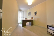 Appartement traversant 87 m² avec terrasse plein sud, parking et 2 caves – Hyères Centre 83400