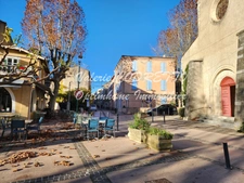 Maison de ville spacieuse au cœur de la Provence avec 130 m² et un joli terrain de 428 m² LA ROQUEBRUSSANNE 
