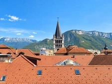 ANNECY CENTRE – APPARTEMENT D’EXCEPTION AVEC VUE SUR LES TOITS ET LES MONTAGNES