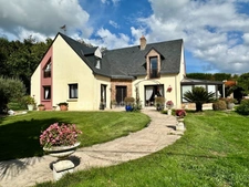 Maison d'architecte (251 m2) et dépendance aménagée (70m2) 4700 m2 terrain