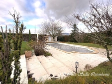 Cercie (69220) – Maison familiale lumineuse, 2 niveaux – Piscine – Vue vignes