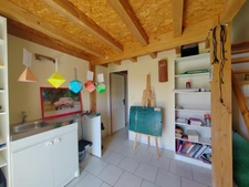 Un domaine, un ensemble immobilier, mille possibilités : longère, tour médiévale du XIIIe siècle et studios indépendants.