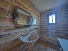 À vendre : Maison de plain-pied avec jardin arboré à 5 minutes d’Auch avec dépendances.
