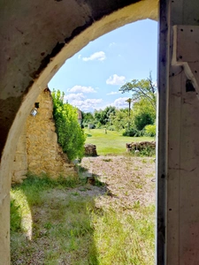 Un domaine, un ensemble immobilier, mille possibilités : longère, tour médiévale du XIIIe siècle et studios indépendants.