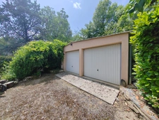 Maison  avec grand parc arboré, garage de 60 m² et équipements économes en énergie – À deux pas des commodités
