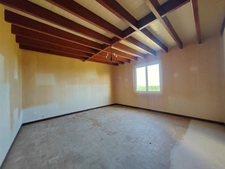 Située à MIRAMONT LATOUR, maison à rénover avec vue panoramique.